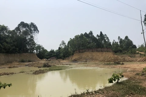 Đất đồi tại xã Phú Sơn đang bị 'băm nát' do khai thác, thu gom, vận chuyển đất tùy tiện. (Ảnh: Nguyễn Văn Cảnh/TTXVN)