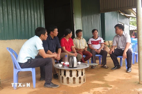 Cán bộ Phòng nông nghiệp huyện Sìn Hồ (Lai Châu) thăm các gia đình ở khu tái định cư bản Sáng Tùng, xã Tả Ngảo. (Ảnh: Việt Hoàng/TTXVN)