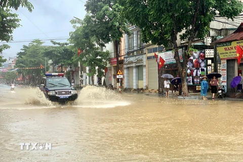 Quốc lộ 6 đoạn qua phường Quyết Thắng, thành phố Sơn La bị ngập nước. (Ảnh: Hữu Quyết/TTXVN)