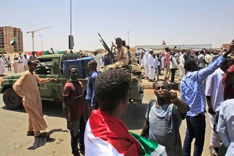 Người biểu tình tập trung bên ngoài trụ sở quân đội ở Khartoum, Sudan, ngày 3/5/2019. Ảnh minh họa.(Nguồn: AFP/TTXVN)