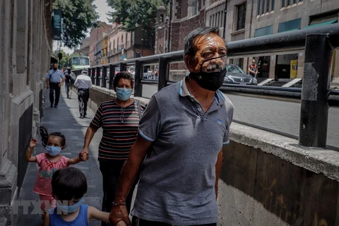 Người dân đeo khẩu trang phòng lây nhiễm COVID-19 tại Mexico City, Mexico ngày 17/7/2020. (Ảnh: THX/TTXVN) 