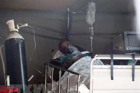 Bệnh nhân COVID-19 được điều trị tại bệnh viện ở Pretoria, Nam Phi. (Nguồn: THX/TTXVN)
