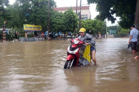 Đường Tôn Đức Thắng (thành phố Vĩnh Yên, tỉnh Vĩnh Phúc) bị ngập sâu do mưa lớn. (Ảnh: Hoàng Hùng/TTXVN) 