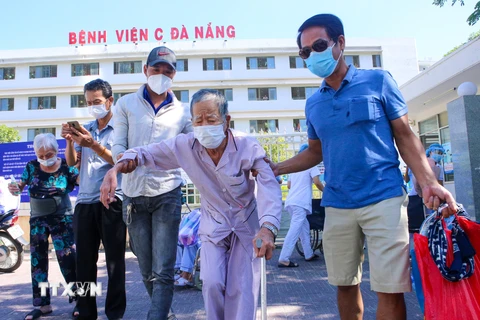 Một cụ ông hoàn thành đợt điều trị và cách ly tại Bệnh viện C Đà Nẵng được người thân đón về nhà. (Ảnh: Trần Lê Lâm/TTXVN)