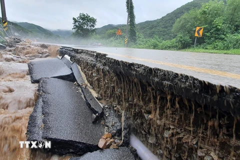 Một đoạn đường bị hư hại do mưa lớn tại Cheorwon thuộc tỉnh Gangwon, Hàn Quốc ngày 3/8/2020. (Nguồn: Yonhap/TTXVN)