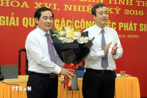 Bí thư Tỉnh ủy Thái Bình Ngô Đông Hải (bên phải) tặng hoa chúc mừng đồng chí Nguyễn Tiến Thành. (Ảnh: Thế Duyệt/TTXVN)