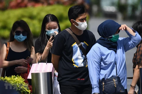 Người dân đeo khẩu trang phòng dịch COVID-2 tại Singapore ngày 4/2/2020. (Nguồn: AFP/TTXVN)