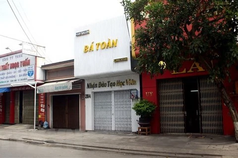 Nhiều hàng quán đã đồng loạt đóng cửa, dừng hoạt động để phòng tránh dịch bệnh ở Quảng Nam. (Ảnh: Trịnh Bang Nhiệm/TTXVN)