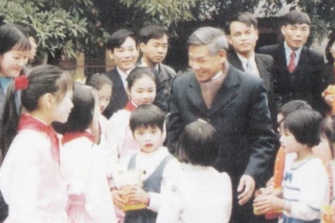 Nguyên Tổng Bí thư Lê Khả Phiêu trò chuyện với các em nhỏ trong một lần về thăm quê. 