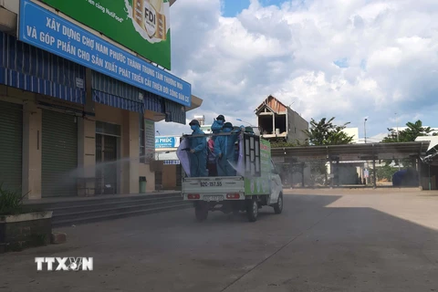 Xe cải tiến phun thuốc tiêu độc khử trùng tại thị trấn Nam Phước, huyện Duy Xuyên. (Ảnh: Đoàn Hữu Trung/TTXVN)