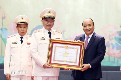 Thủ tướng Nguyễn Xuân Phúc trao tặng Huân chương Quân công hạng Nhất cho Bộ Công an. (Ảnh: Thống Nhất/TTXVN)