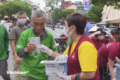 Nhóm thiện nguyện phát khẩu trang miễn phí cho người dân tại Hà Nội (Ảnh: PV)