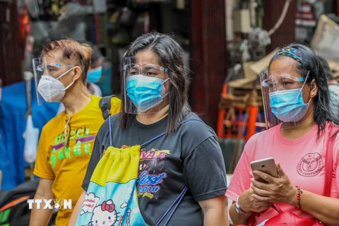 Người dân đeo khẩu trang phòng lây nhiễm COVID-19 tại một chợ ở Manila, Philippines. (Nguồn: THX/TTXVN)
