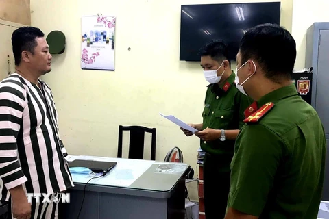 Cơ quan Cảnh sát điều tra Công an Thành phố Hồ Chí Minh tống đạt các quyết định khởi tố và lệnh bắt tạm giam đối với Ngô Minh Danh. (Nguồn: TTXVN)