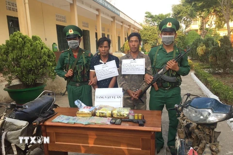 Hai đối tượng Thao Póc và Thao Say (cùng trú thôn Đăk Mế, xã Bờ Y, huyện Ngọc Hồi, tỉnh Kon Tum) bị bắt vào ngày 26/3 khi đang vận chuyển 3kg ma túy đá. (Ảnh: Cao Nguyên/TTXVN)