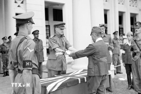 Tướng Nhật Itagaki Seishiro giao nộp kiếm cho tướng Anh Frank Messervy - nghi thức thể hiện sự đầu hàng của phátxít Nhật tại Kuala Lumpur, Malaysia thuộc Anh, ngày 22/2/1946. (Ảnh: Tư liệu quốc tế/TTXVN)