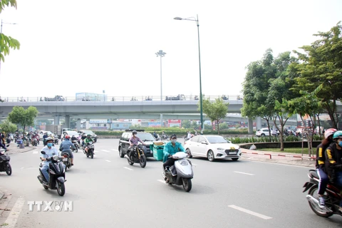 Cầu vượt dạng chữ N tại nút giao Nguyễn Thái Sơn-Nguyễn Kiệm giúp giao thông lối ra vào sân bay Tân Sơn Nhất được thông thoáng. (Ảnh: Tiến Lực/TTXVN)