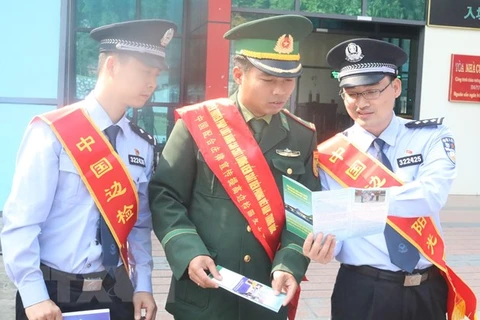 Lực lượng Biên phòng Việt Nam và Trung Quốc phối hợp phổ biến pháp luật cho cư dân vùng biên giới. (Ảnh: Thái Thuần/TTXVN)