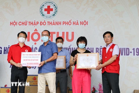 Hội Chữ thập đỏ Hà Nội tiếp nhận ủng hộ phòng, chống dịch COVID-19. (Ảnh: Thanh Tùng/TTXVN)