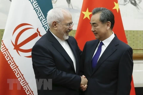 Ngoại trưởng Trung Quốc Vương Nghị (phải) và Ngoại trưởng Iran Mohammad Javad Zarif trong cuộc gặp tại Bắc Kinh, Trung Quốc ngày 13/5. (Ảnh: AFP/TTXVN) 