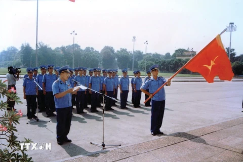 Cán bộ, chiến sỹ đầu tiên của Lực lượng Cảnh sát biển trang trọng tổ chức Lễ tuyên thệ trước anh linh Chủ tịch Hồ Chí Minh vĩ đại. (Nguồn: TTXVN)