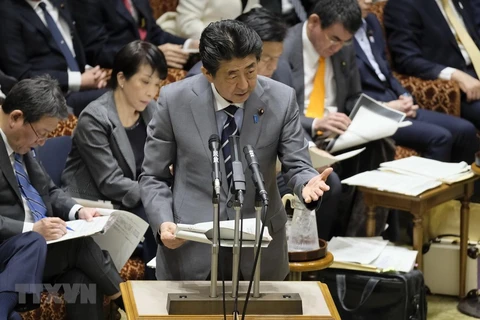 Thủ tướng Shinzo Abe (giữa) tại mộ phiên họp Nội các Nhật Bản ở Tokyo, Nhật Bản. (Nguồn: AFP/TTXVN)