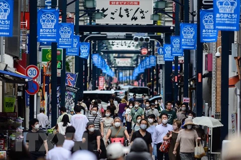 Người dân đeo khẩu trang phòng dịch COVID-19 tại Tokyo, Nhật Bản ngày 1/8/2020. (Nguồn: AFP/TTXVN)