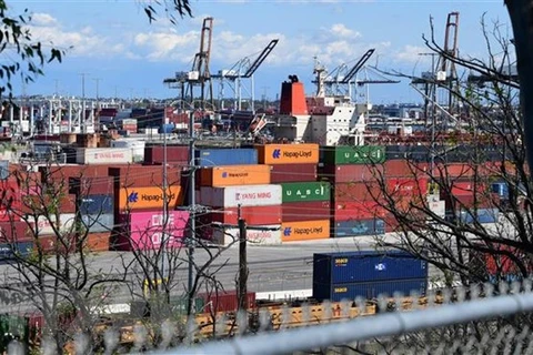 Container hàng hóa được xếp tại cảng Los Angeles, Mỹ, ngày 26/3/2020. (Nguồn: AFP/TTXVN)