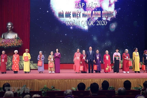 Thủ tướng Nguyễn Xuân Phúc tặng quà các Mẹ Việt Nam Anh hùng. (Ảnh: Dương Giang/TTXVN)