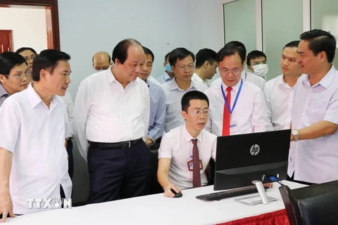 Bộ trưởng, Chủ nhiệm Văn phòng Chính phủ Mai Tiến Dũng thăm quan Trung tâm điều hành đô thị thông minh tỉnh Thái Nguyên. (Ảnh: Hoàng Nguyên/TTXVN)