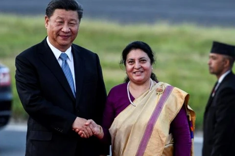 Chủ tịch Trung Quốc Tập Cận Bình tới Nepal và Tổng thống nước chủ nhà Bidhya Devi Bhandari. (Nguồn: AP)