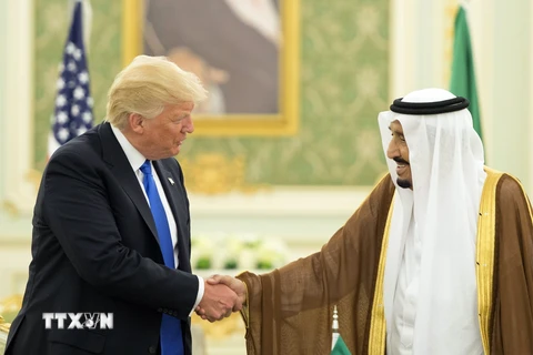 Trong ảnh (tư liệu): Tổng thống Mỹ Donald Trump (trái) và Quốc vương Saudi Arabia Salman bin Abdulaziz Al Saud (phải) tại cuộc gặp ở Riyadh ngày 20/5/2017. (Nguồn: AFP/TTXVN)