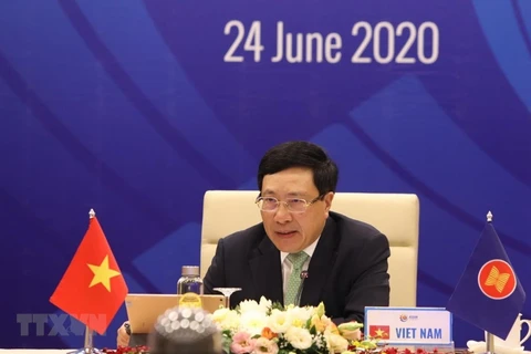 Phó Thủ tướng, Bộ trưởng Bộ Ngoại giao Phạm Bình Minh chủ trì Hội nghị không chính thức Bộ trưởng Ngoại giao ASEAN, ngày 24/6 vừa qua. (Ảnh: Văn Điệp/TTXVN)