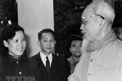 Chủ tịch Hồ Chí Minh dặn dò nữ phóng viên Tuệ Oanh của Việt Nam Thông tấn xã về cách viết tin trong dịp đưa tin cuộc bầu cử Quốc hội khóa III (26/4/1964). (Ảnh: Tư liệu TTXVVN) 