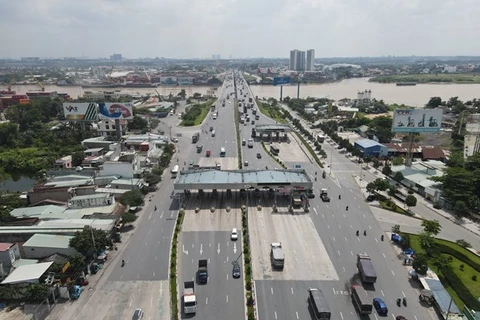 Các phương tiện di chuyển thoải mái khi qua cầu Đồng Nai. (Ảnh: Công Phong/TTXVN)