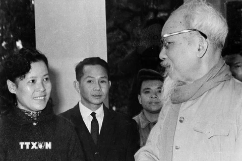 Chủ tịch Hồ Chí Minh dặn dò nữ phóng viên Tuệ Oanh của Việt Nam Thông tấn xã về cách viết tin trong dịp đưa tin cuộc bầu cử Quốc hội khóa III (26/4/1964). (Ảnh: Tư liệu TTXVVN)