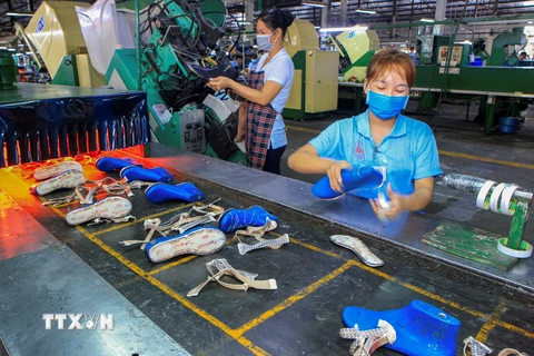 Công nhân sản xuất giày da tại Khu công nghiệp Sóng Thần, thành phố Dĩ An, tỉnh Bình Dương. (Ảnh: Chí Tưởng/TTXVN)