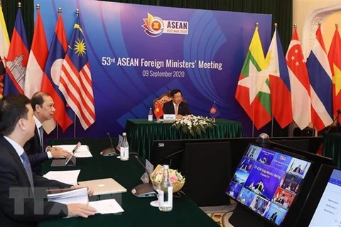 Phó Thủ tướng, Bộ trưởng Bộ Ngoại giao Phạm Bình Minh chủ trì Hội nghị Bộ trưởng Ngoại giao ASEAN lần thứ 53. (Ảnh: Lâm Khánh/TTXVN) 