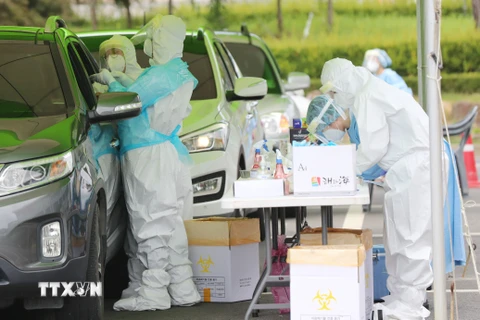 Nhân viên y tế lấy mẫu xét nghiệm COVID-19 tại một trung tâm thể thao và văn hóa ở Hwasun, tỉnh Nam Jeolla, Hàn Quốc ngày 24/8/2020. (Nguồn: Yonhap/TTXVN)
