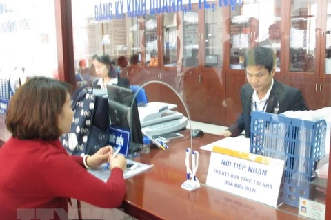 Dịch vụ tiếp nhận hồ sơ giải quyết thủ tục hành chính tại Bưu điện Hà Nội. (Ảnh: Minh Huệ/TTXVN)