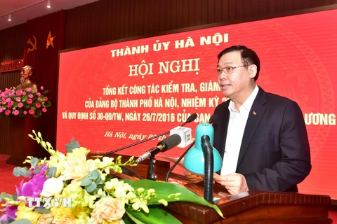 Bí thư Thành ủy Hà Nội Vương Đình Huệ phát biểu tại hội nghị. (Nguồn: TTXVN)