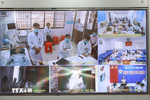 Hình ảnh truyền trực tiếp từ Trung tâm Y tế quân dân y huyện Côn Đảo (tỉnh Bà Rịa - Vũng Tàu) về Bệnh viện Chợ Rẫy. (Ảnh: Đinh Hằng/TTXVN)
