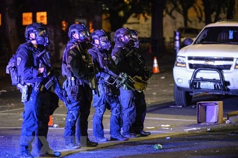 Lực lượng an ninh được triển khai để ngăn người biểu tình quá khích tại thành phố Portland, bang Oregon, Mỹ ngày 26/7/2020. Ảnh minh họa. (Nguồn: AFP/TTXVN)