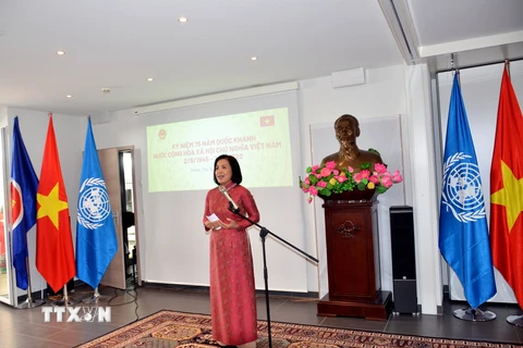 Đại sứ, Trưởng Phái đoàn Việt Nam tại Geneva Lê Thị Tuyết Mai phát biểu nhân dịp 75 năm Quốc khánh Việt Nam. (Ảnh: Tố Uyên/TTXVN)