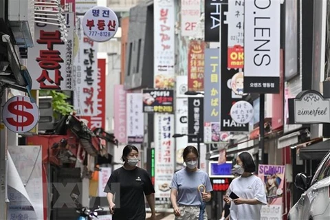 Người dân đeo khẩu trang phòng lây nhiễm COVID-19 tại Seoul, Hàn Quốc. (Nguồn: AFP/TTXVN)
