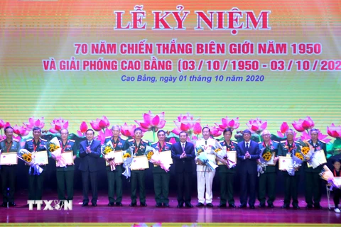 Trao tặng Huy hiệu Vì sự nghiệp xây dựng và phát triển tỉnh Cao Bằng cho 70 cá nhân có nhiều thành tích trong sự nghiệp xây dựng và phát triển Cao Bằng. (Ảnh: Quốc Đạt/TTXVN)