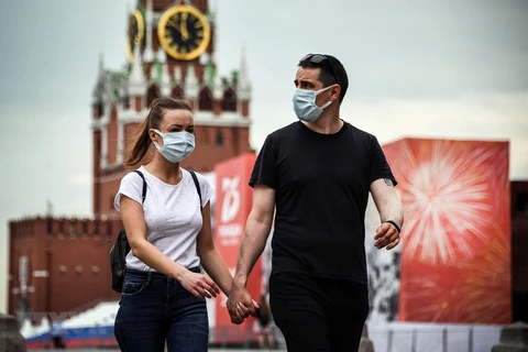 Người dân đeo khẩu trang phòng dịch COVID-19 tại Moskva, Nga ngày 15/6/2020. (Ảnh: AFP/TTXVN) 