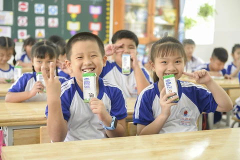 Hoạt động uống sữa học đường đã trở thành quen thuộc đối với các em học sinh mầm non và tiểu học tại nhiều tỉnh thành cả nước. (Nguồn: Vietnam+)