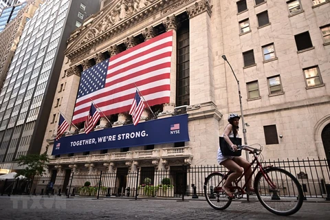 Bên ngoài Sở giao dịch chứng khoán New York, Mỹ ngày 13/7/2020. (Ảnh: AFP/TTXVN)