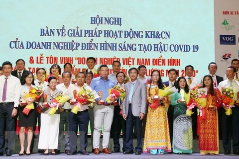 Đại diện các doanh nghiệp thuộc Top 50 Doanh nghiệp Việt Nam điển hình sáng tạo năm 2020 tại buổi lễ. (Ảnh: Mỹ Phương/TTXVN) 